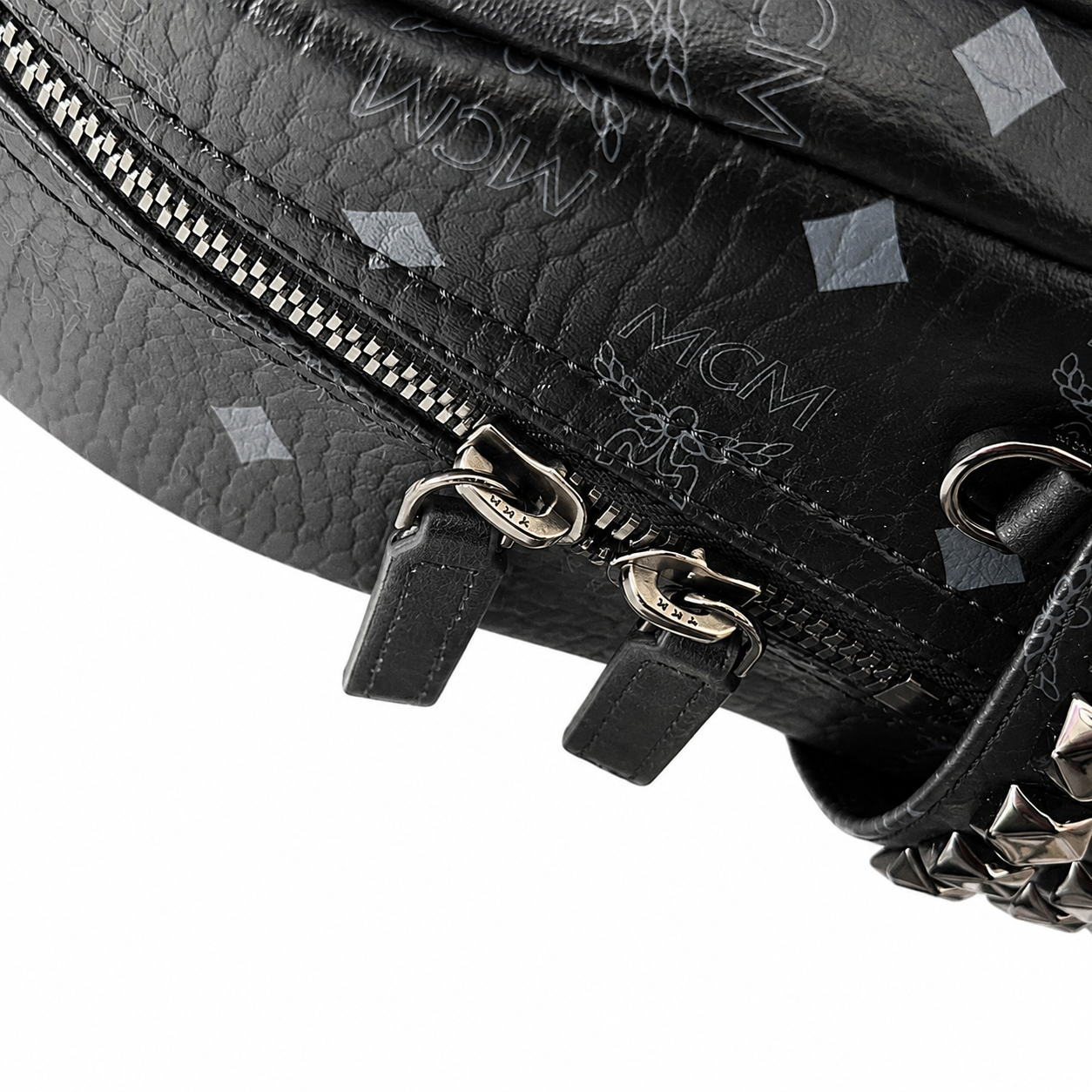 MCM Medium Stark Backpack in Visetos Black – Classic Monogram Side Studs Backpack, 38x30x13cm